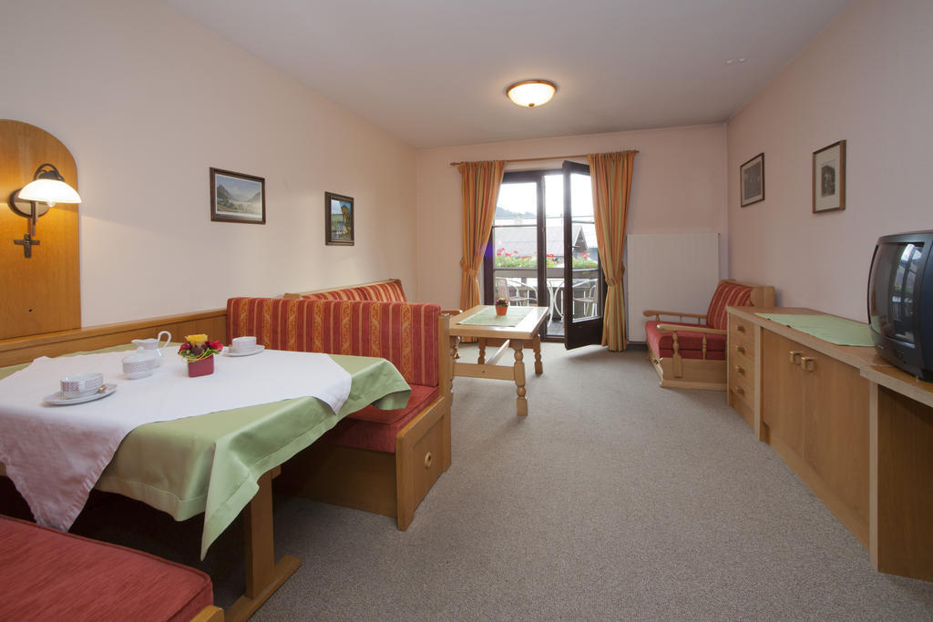 Apartmán Cafe Rainer Sankt Johann in Tirol Pokoj fotografie